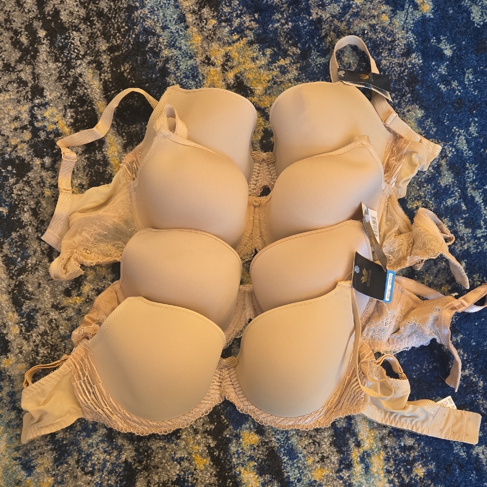 *Moving Sale*: NWT Wacoal Cream Lace Bras, 32DDD (Originally $240)